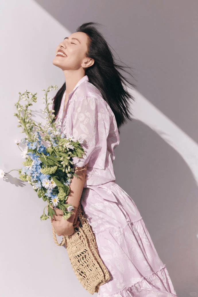 Tím tử đinh hương (Lilac) là một biến thể nhẹ nhàng của sắc tím, pha trộn giữa ánh tím và chút sắc hồng dịu, tạo nên tổng thể vừa thanh thoát vừa có chiều sâu. 