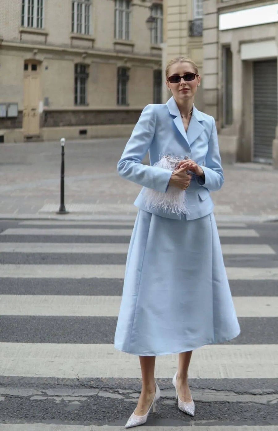 Giữa hàng loạt xu hướng màu sắc của mùa nóng, xanh băng nổi bật nhờ khả năng tạo hiệu ứng “giảm nhiệt” ngay từ ánh nhìn đầu tiên. 