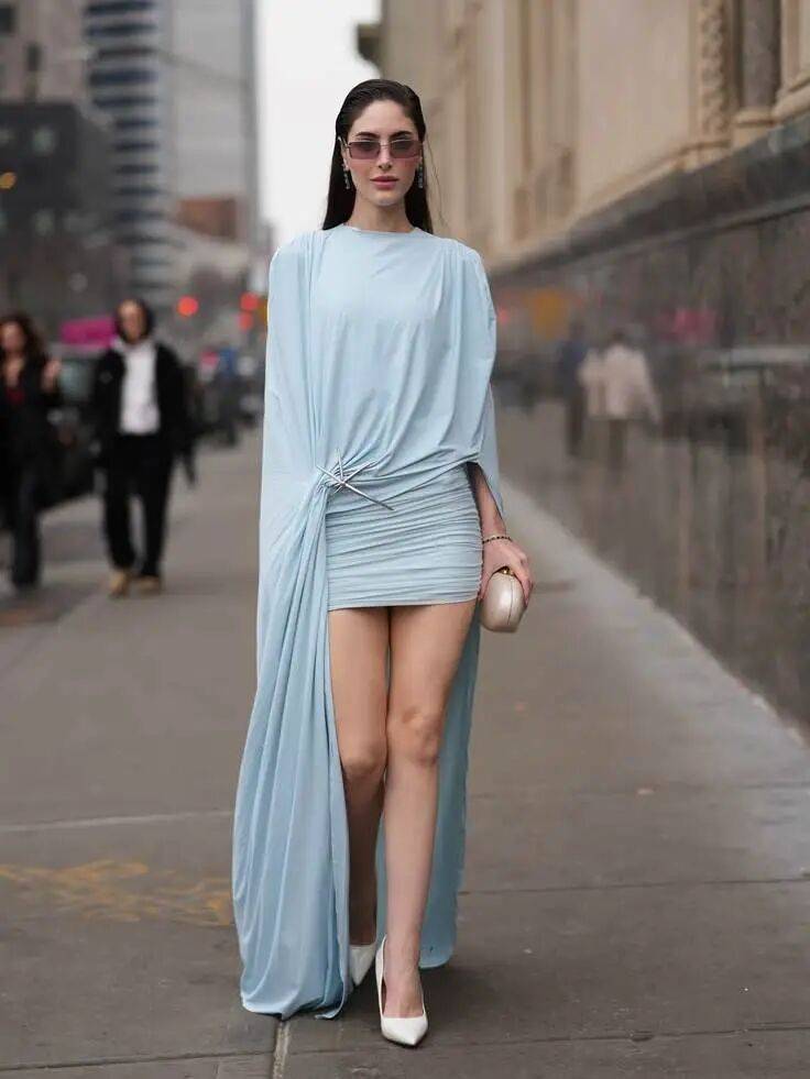 Với phong cách trẻ trung, chân váy ngắn kết hợp áo đơn giản cũng đủ tạo nên tổng thể tươi mới.