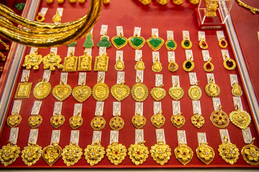 Không chỉ SJC, giá vàng nhẫn 9999 tại Doji cũng giảm về mức 164,5 – 167,5 triệu đồng/lượng, nâng tổng mức giảm từ đầu ngày lên 1,3 triệu đồng/lượng.    