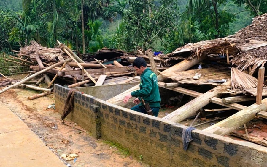 Chiều 29/4, ông Ninh Văn Đông, Chủ tịch UBND xã Nam Xuân (Thanh Hóa), xác nhận trên địa bàn vừa xảy ra một vụ việc đau lòng do ảnh hưởng của dông lốc, khiến một bé trai 13 tuổi tử vong khi nhà sập.    