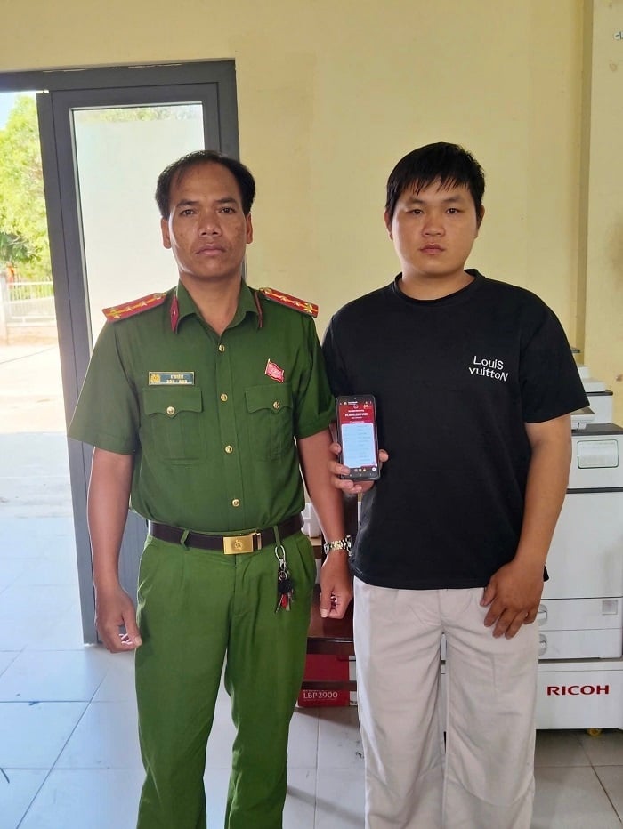 Ngày 23/4, Công an xã Đạ Huoai 3 (tỉnh Lâm Đồng) đã hỗ trợ anh Nguyễn Sơn Trà (trú thôn 7, xã Đạ Huoai 3) hoàn tất thủ tục chuyển trả số tiền 51 triệu đồng cho anh Đoàn Công Thịnh (trú phường Bàn Thạch, TP Đà Nẵng) sau sự cố chuyển khoản nhầm.    