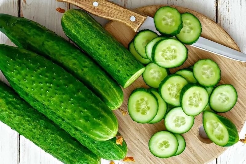 Dưa leo luôn nằm trong danh sách những thực phẩm giảm cân được yêu thích nhất vào mùa hè. Thành phần của dưa leo chứa rất nhiều nước, chiếm tới hơn 90%, giúp cơ thể được cấp ẩm và tạo cảm giác no nhanh.    