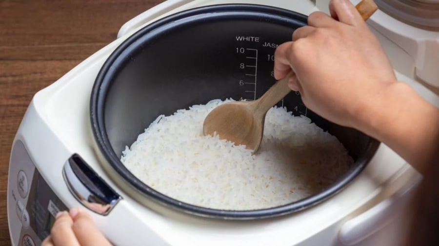 Khi nấu cơm, bạn có thể thêm một chút giấm để cơm trắng dẻo, thơm ngon hơn.