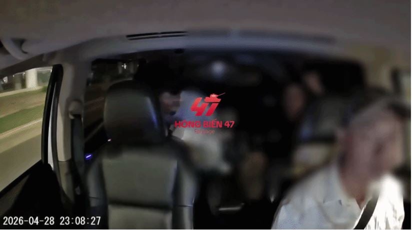 Theo nội dung clip, thời điểm xảy ra sự việc, đôi nam nữ ngồi ở hàng ghế sau của một ô tô do tài xế điều khiển lưu thông trên đường.