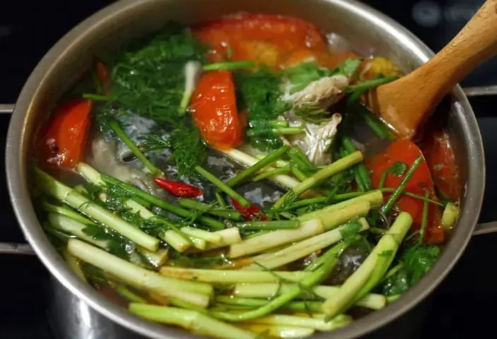 Rau cần, đặc biệt là cần tây và rau cần ta, có mùi thơm đặc trưng, vị thanh mát và chứa nhiều chất xơ, vitamin A, vitamin C cùng các khoáng chất như kali, sắt.    