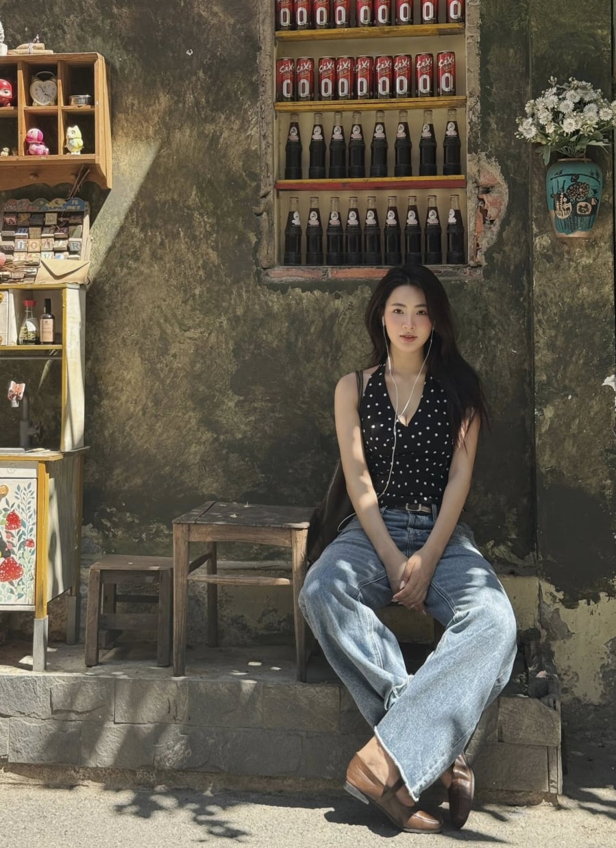 Khi kết hợp áo chấm bi với quần jeans ống rộng, tổng thể sẽ mang lại cảm giác trẻ trung, năng động nhưng vẫn giữ được nét nữ tính. 