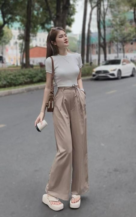 Nguyên tắc đối lập về phom dáng giúp tổng thể trở nên cân đối hơn, đồng thời tạo hiệu ứng kéo dài đôi chân.