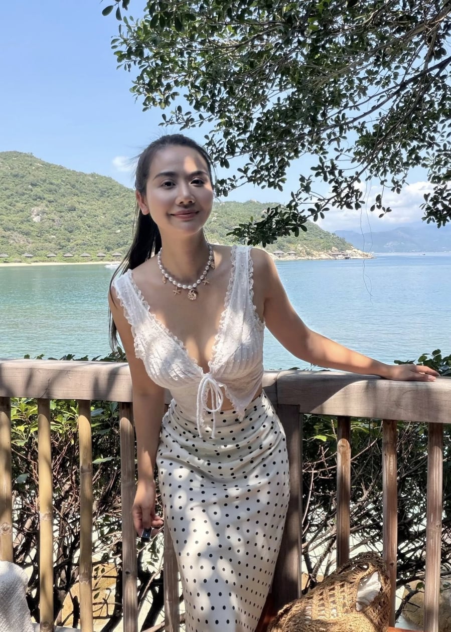 Khi kết hợp cùng áo kiểu nhẹ nhàng, thiết kế này mang lại vẻ ngoài mềm mại, nữ tính, đặc biệt phù hợp với những chuyến đi biển hoặc dạo phố mùa hè.