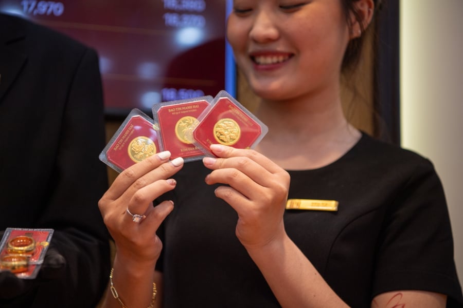 Do trùng kỳ nghỉ lễ 30/4–1/5, thị trường vàng trong nước gần như “đứng yên”, các doanh nghiệp giữ nguyên mức giá niêm yết từ phiên giao dịch cuối trước kỳ nghỉ.    