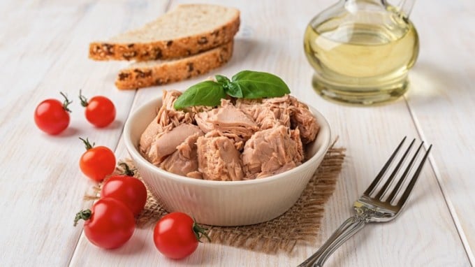 Cá ngừ không chỉ cung cấp vitamin A mà còn chứa nhiều axit béo có lợi cho sức khỏe. 