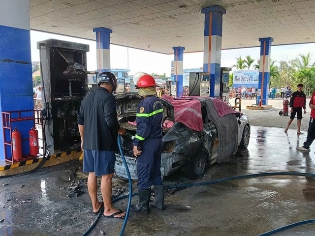 Trước đó, theo thông tin từ báo Pháp luật TP.HCM, khoảng 15h20 ngày 1/5, chiếc ô tô khi đang dừng đổ xăng tại cửa hàng xăng dầu số 90 của Petrolimex ở xã Thăng Điền bất ngờ bốc cháy từ phần đuôi. 