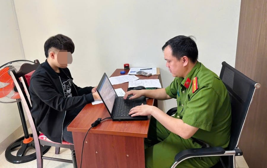 Ngoài ra, lực lượng chức năng còn phát hiện xe máy do Đ.M.Đ. điều khiển đã bị thay đổi kết cấu (độ pô), không có gương chiếu hậu, đồng thời người điều khiển không có giấy phép lái xe theo quy định.    
