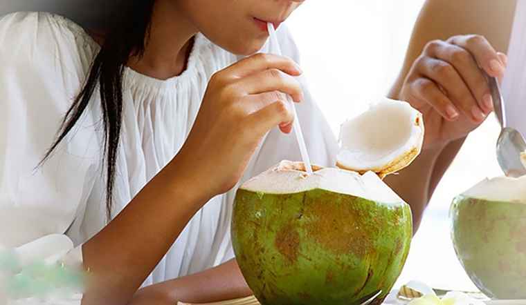 Không chỉ có lợi cho vóc dáng, nước dừa còn hỗ trợ chăm sóc làn da thông qua cơ chế cấp nước và bổ sung khoáng chất.