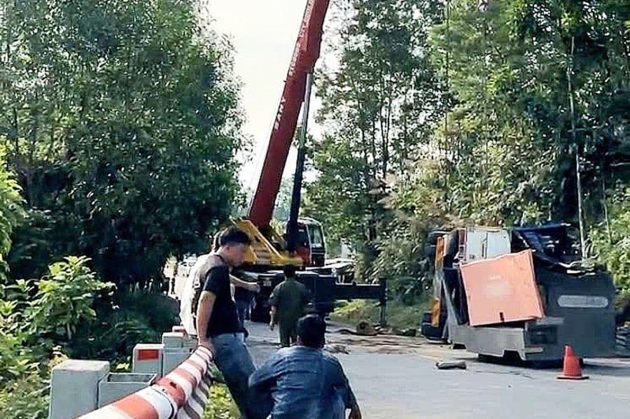 Sáng 3/5, ông Thành Minh Thuận, Chủ tịch UBND xã Ba Vì (Quảng Ngãi), xác nhận trên địa bàn vừa xảy ra vụ tai nạn giao thông nghiêm trọng tại khu vực đèo Violắc khiến 2 người tử vong và 1 người bị thương.    