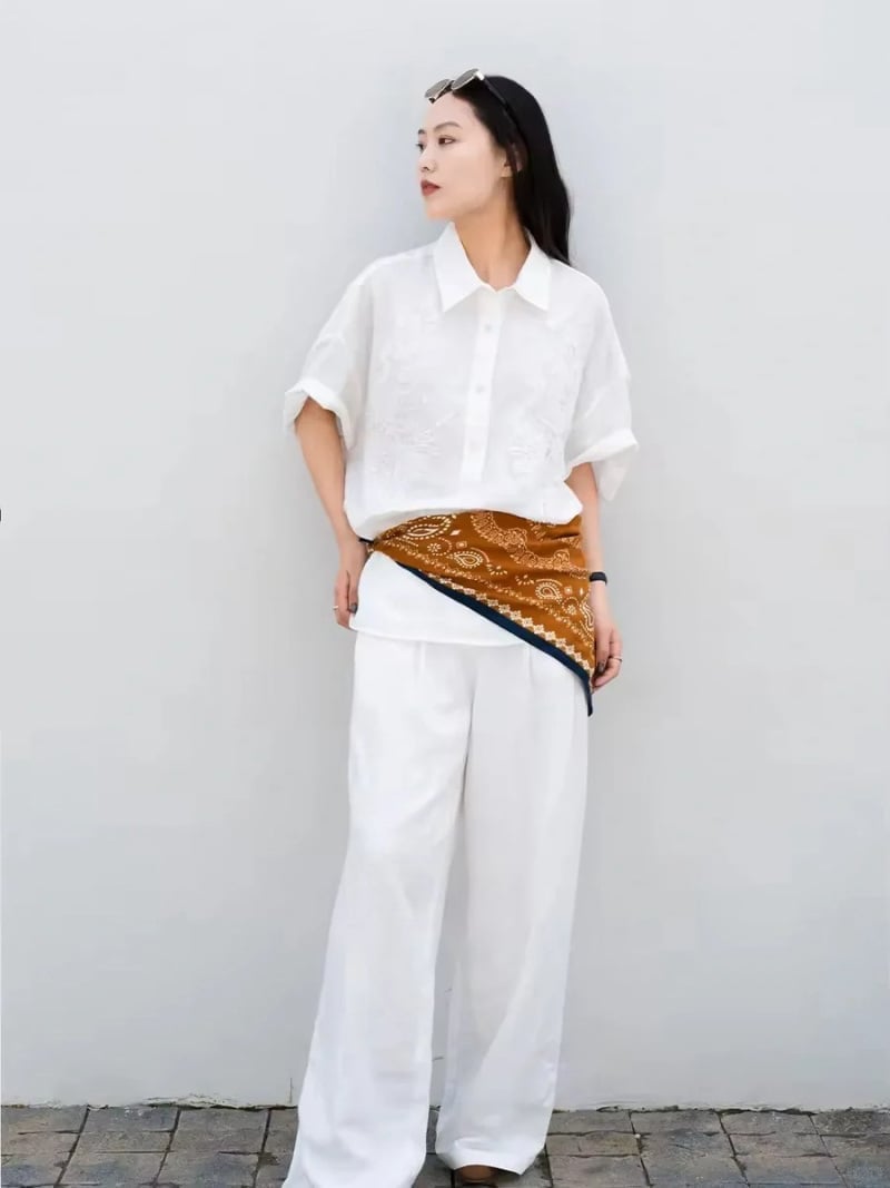 Chỉ với một thao tác đơn giản, món phụ kiện nhỏ này có thể làm mới hoàn toàn diện mạo, mang lại cảm giác chỉn chu và có gu hơn cho người mặc.