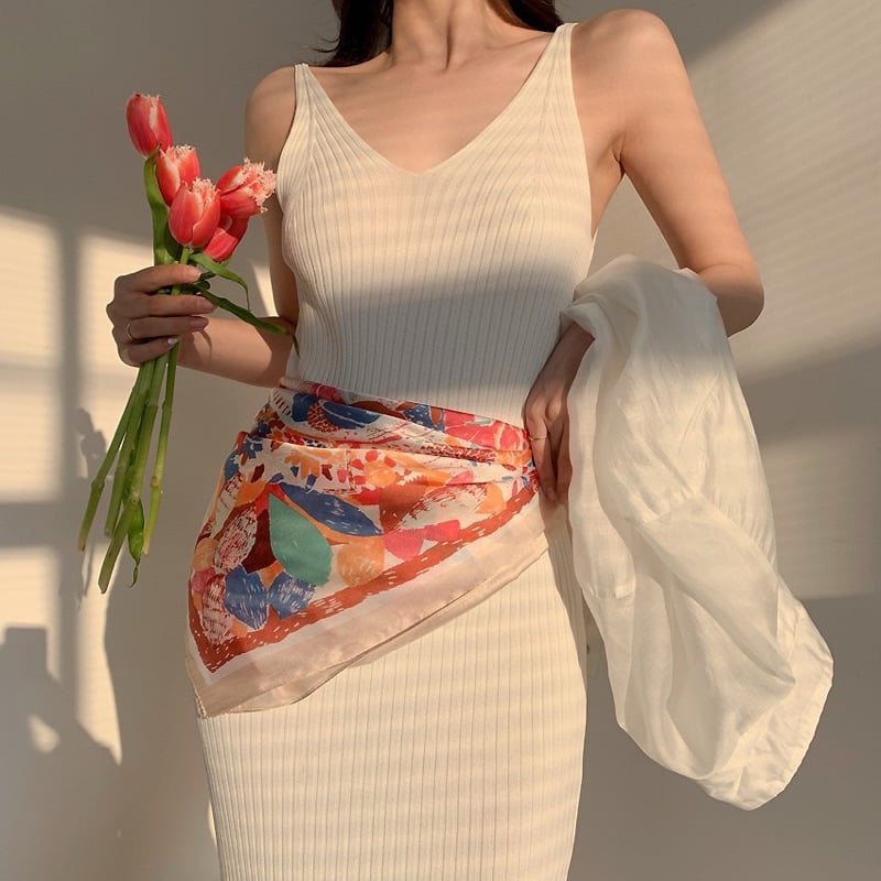 Khăn lụa cũng đóng vai trò như một lớp layer bổ sung, góp phần làm cho outfit trở nên có chiều sâu hơn. 