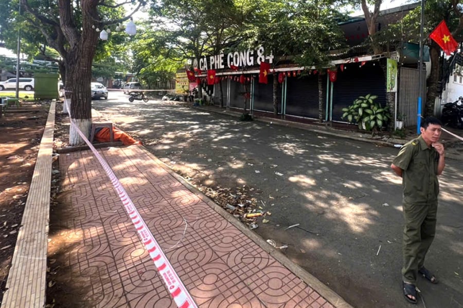Theo thông tin ban đầu, khoảng 1h15 cùng ngày, Trần Huy Hoàng (17 tuổi, ngụ xã Dliê Ya) đang ngồi uống rượu cùng nhóm bạn trước một quán cà phê tại thôn 3, xã Ea Kar.    