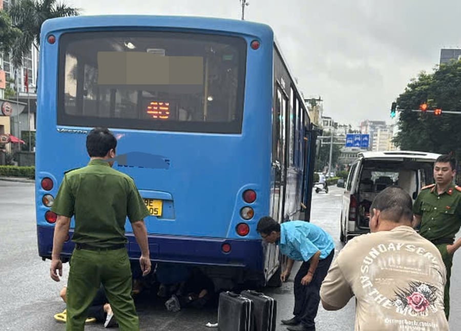 Khoảng 6h50 sáng 4/5, tại khu vực ngã tư Nguyễn Sơn – Nguyễn Văn Cừ (phường Bồ Đề, TP Hà Nội), một xe buýt mang biển kiểm soát 29E-208.xx trong lúc lưu thông đã xảy ra va chạm với xe máy do một người phụ nữ điều khiển. 