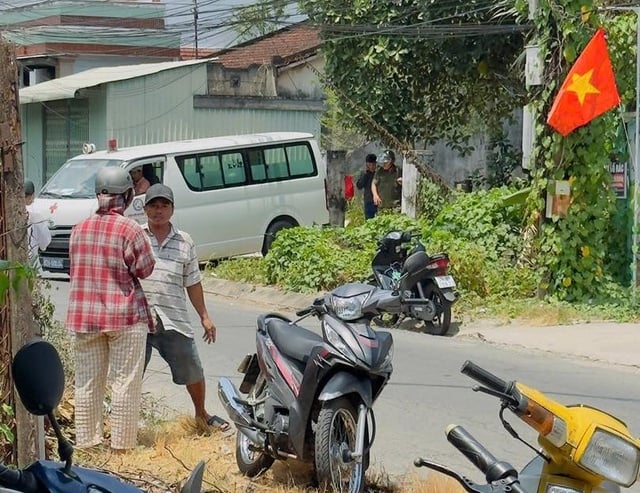Theo lời kể của bà Hoa (60 tuổi, nhà cách hiện trường vài trăm mét), khoảng 12h cùng ngày, khi đang ngồi trước cửa, bà bất ngờ nghe tiếng kêu cứu thất thanh. 