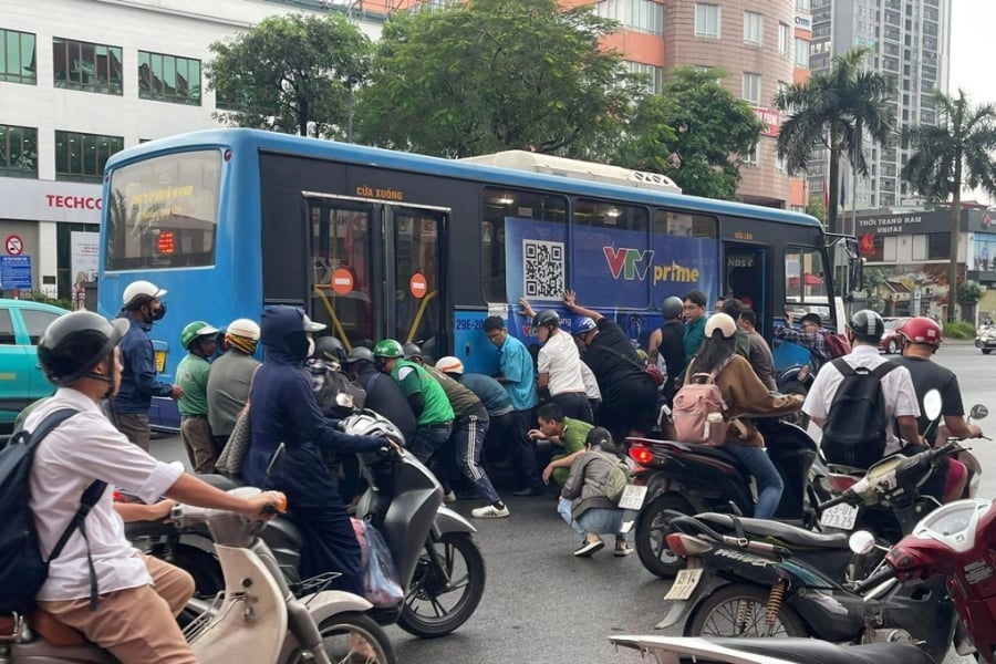 Nhờ sự phối hợp kịp thời giữa lực lượng chức năng và người dân, nữ tài xế đã được giải cứu an toàn và nhanh chóng đưa đi kiểm tra sức khỏe. Hiện nguyên nhân vụ tai nạn đang được cơ quan chức năng tiếp tục điều tra, làm rõ.