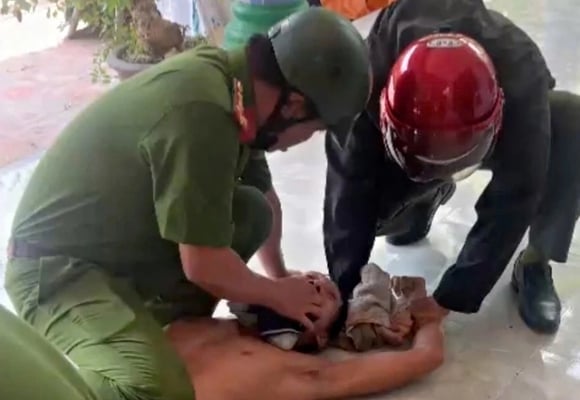 Được biết, Phú kết hôn với chị Đ.T.T. (quê Cà Mau, bán hàng online) và hai người mới đón con trai khoảng 2 tháng tuổi trước khi bi kịch xảy ra.    