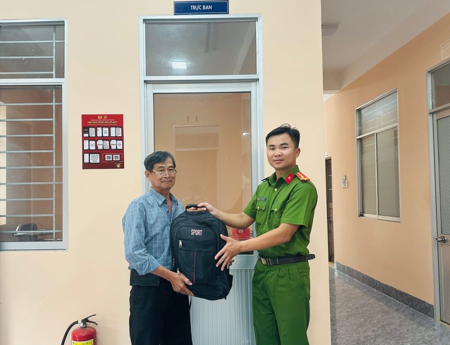Cụ thể, trong ba lô có căn cước công dân, giấy phép lái xe, thẻ ngân hàng, thẻ bảo hiểm y tế, cùng nhiều nữ trang gồm dây chuyền, lắc tay, nhẫn, bông tai, một điện thoại di động và số tiền mặt 4.679.000 đồng. 