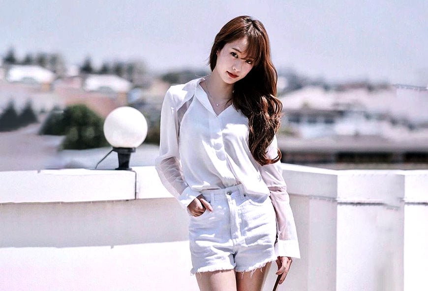 Khi kết hợp cùng quần trắng, áo sơ mi mang lại vẻ ngoài gọn gàng và thanh lịch. 