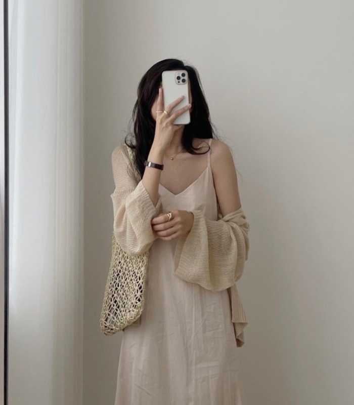 Váy hai dây luôn nằm trong danh sách những item được ưu ái vào mùa hè nhờ thiết kế tối giản và khả năng giải nhiệt hiệu quả. 