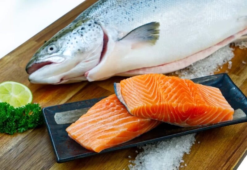 Các loại cá như cá hồi, cá thu hay cá ngừ chứa nhiều axit béo omega-3, đóng vai trò quan trọng trong việc duy trì độ ẩm và cấu trúc da. 