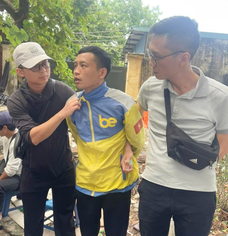 Theo điều tra ban đầu, Thoại và chị B.T.B. đã tổ chức đám cưới nhưng chưa đăng ký kết hôn, sau đó chung sống và thuê nhà tại Hà Nội để làm ăn. Ngày 1/5/2026, chị B.T.B. về quê bố mẹ đẻ ở xã Phù Lưu.