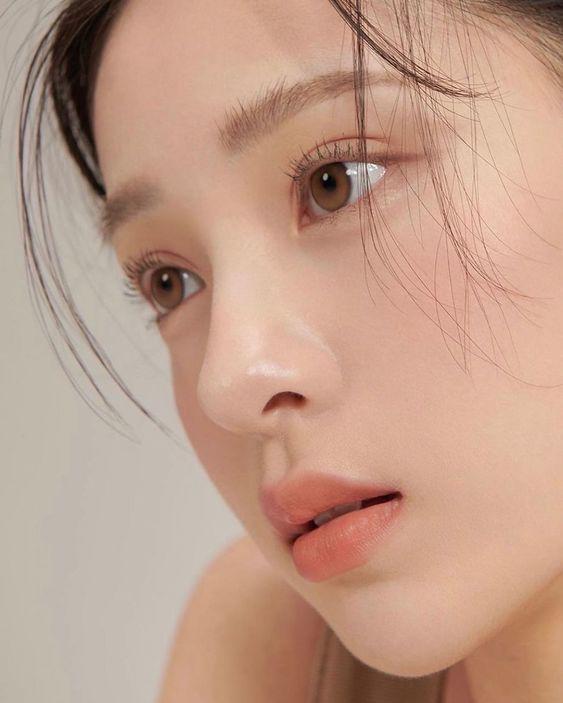 Serum chứa vitamin C được xem là lựa chọn phù hợp để sử dụng vào buổi sáng, đặc biệt khi kết hợp cùng kem chống nắng. 