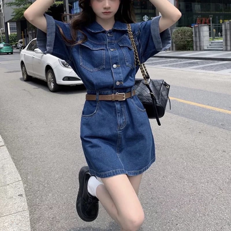 Denim thường gắn với phong cách năng động, nhưng khi được ứng dụng vào váy sơ mi, chất liệu này lại mang đến một diện mạo khác biệt.