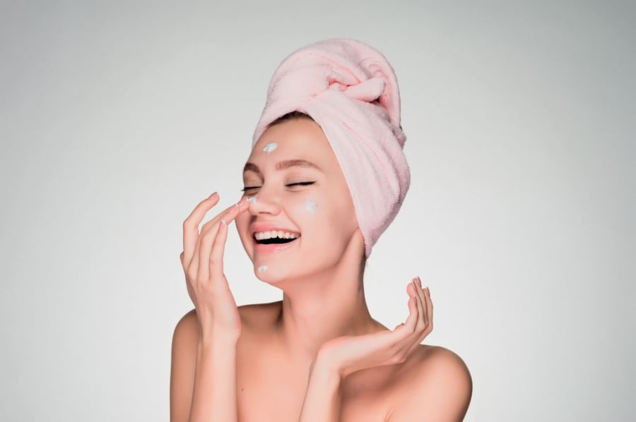 Khi hàng rào bảo vệ da suy yếu, tuyến bã nhờn sẽ hoạt động mạnh hơn để bù lại, từ đó làm tăng nguy cơ bít tắc lỗ chân lông và hình thành mụn.