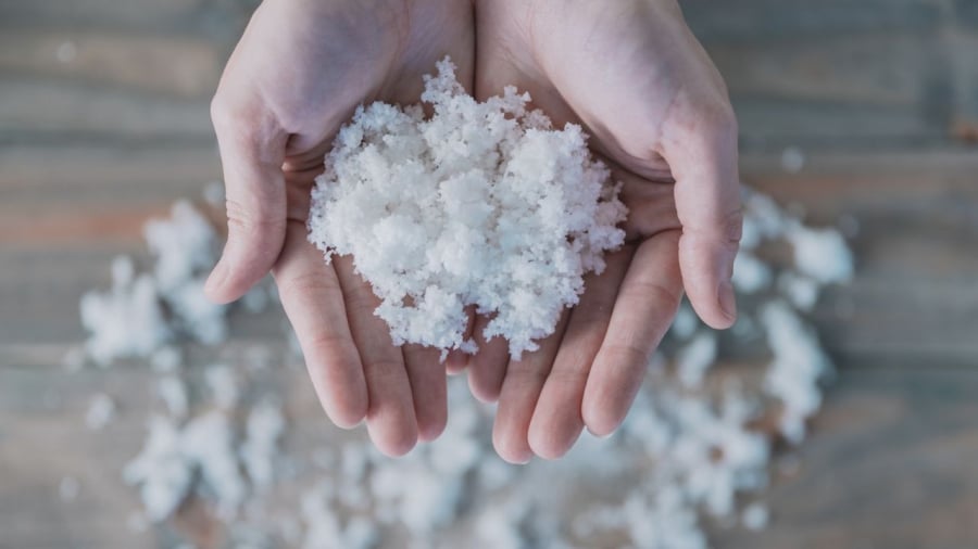 Gia chủ có thể đặt muối ở cửa chính, hiên nhà để chặn tà khí, thu hút tài lộc.