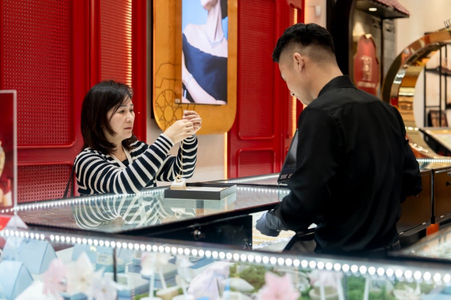 Trước giờ mở cửa phiên giao dịch sáng 7/5, thị trường vàng trong nước tiếp tục ghi nhận diễn biến tăng giảm không đồng nhất giữa các thương hiệu lớn. 