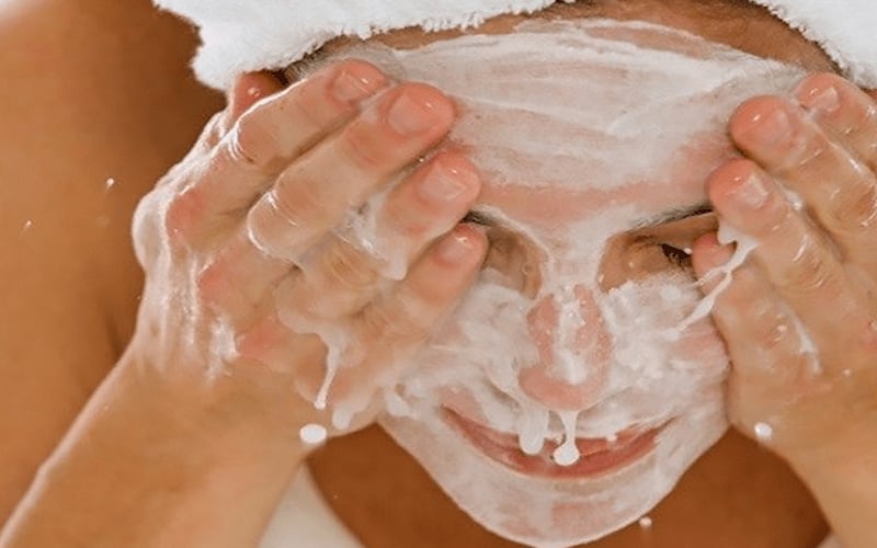 Ngoài việc làm da xỉn màu, thiếu ngủ còn khiến vùng mắt dễ xuất hiện quầng thâm và các rãnh nhăn nhỏ. 