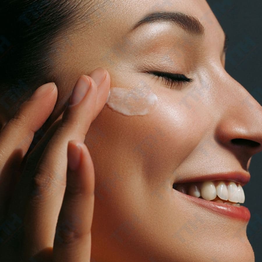 Nhiều chuyên gia cũng khuyên nên thoa kem dưỡng ngay sau khi tắm khi da còn hơi ẩm để tăng khả năng khóa ẩm cho da.