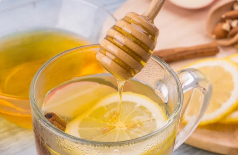 Một cốc nước chanh ấm loãng vào buổi tối cũng là lựa chọn được nhiều người yêu thích.
