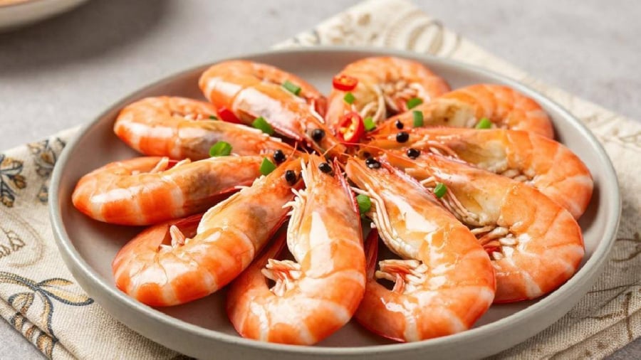 Người bị bệnh gout, tăng axit uric máu, người bị bệnh thận nên hạn chế ăn tôm.