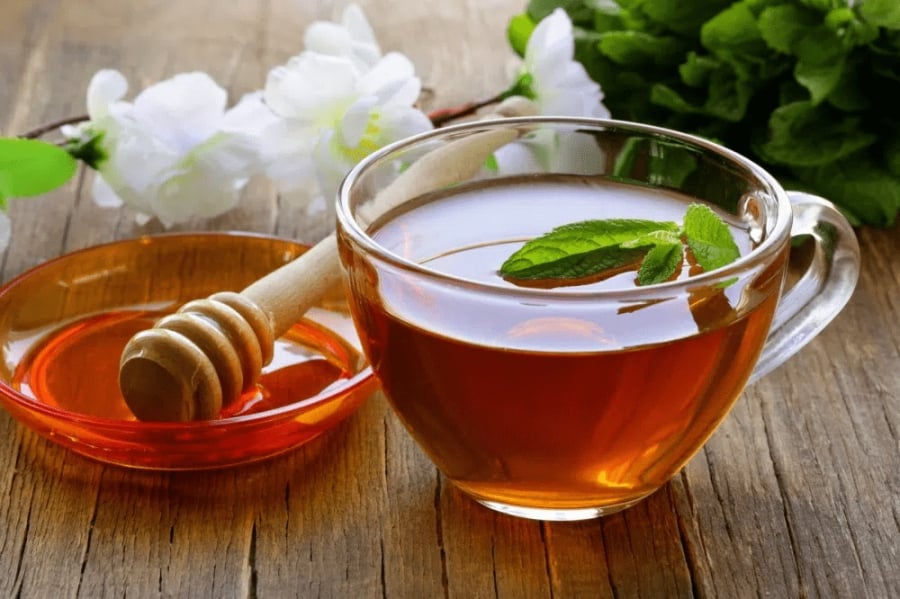 Một cốc nước ấm pha chút mật ong trước khi ngủ là thói quen được nhiều người duy trì từ lâu.    