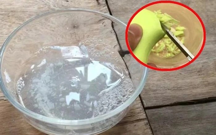 Trộn hỗn hợp sệt rồi thoa lên vùng bẩn, để vài phút sau đó chà nhẹ và giặt lại. Đường sẽ giúp tăng khả năng làm sạch ở những vùng bám bẩn nhẹ mà không cần dùng quá nhiều hóa chất mạnh.