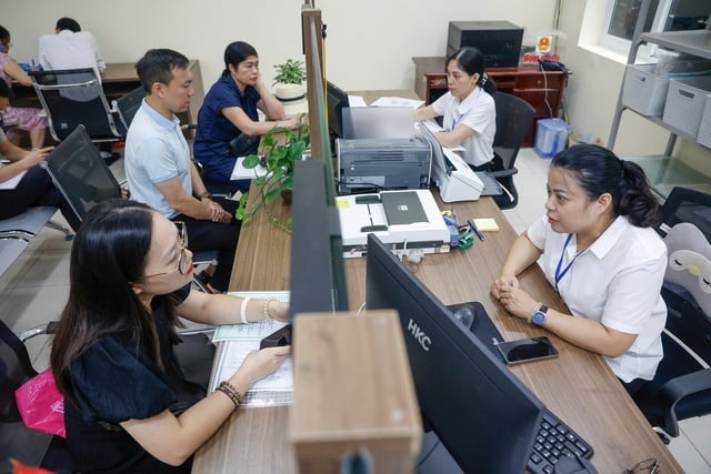 Đây là các nhóm đang hưởng lương hoặc phụ cấp từ ngân sách nhà nước, hoặc có liên quan trực tiếp đến chế độ tiền lương khu vực công.    