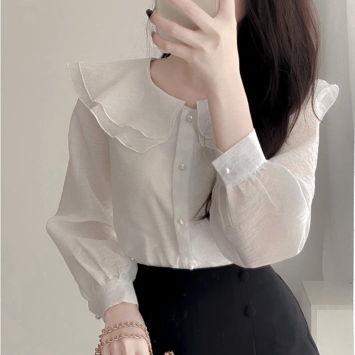 Với những cô nàng yêu thích phong cách nhẹ nhàng, áo sơ mi cổ sen là item rất đáng có trong tủ đồ mùa hè. 