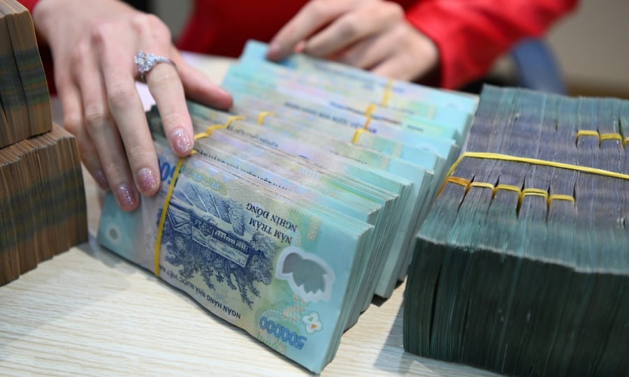 Ở các bậc cao hơn, như bậc 6 ngạch A3 với hệ số 8,0, hiện nhận khoảng 18,72 triệu đồng/tháng, khi áp dụng mức lương cơ sở 2,53 triệu đồng sẽ tăng lên khoảng 20,24 triệu đồng/tháng, tức tăng hơn 1,5 triệu đồng mỗi tháng, chưa bao gồm các khoản phụ cấp đi kèm.    