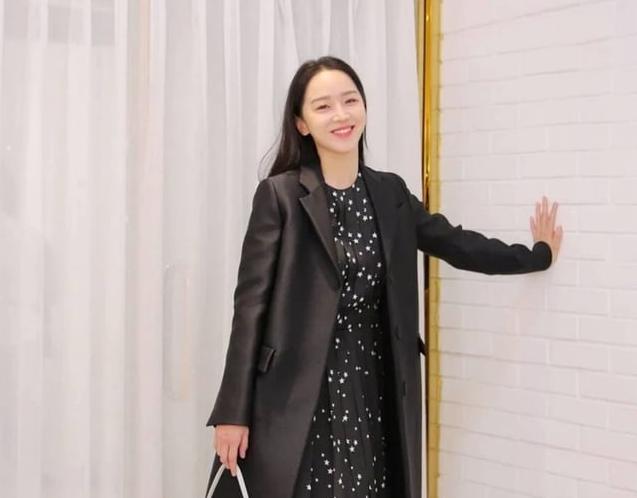  Với những người có khung vai nhỏ hoặc vai xuôi, kiểu blazer này cũng giúp tổng thể trông sang và có thần thái hơn đáng kể.