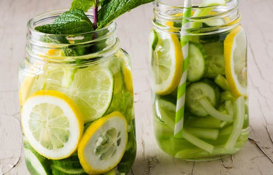 Một trong những công thức được nhiều phụ nữ Hàn yêu thích gần đây là nước detox chanh và dưa chuột. Chỉ