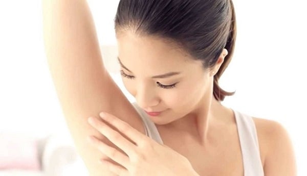 Một trong những nguyên nhân phổ biến khiến vùng da dưới cánh tay trở nên thâm sạm là chà xát quá mạnh khi vệ sinh hoặc tẩy tế bào chết. 