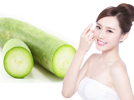 Lượng nước lớn trong bí đao cũng góp phần duy trì độ ẩm cho làn da, hạn chế cảm giác khô ráp và hỗ trợ da giữ được độ đàn hồi tự nhiên.      