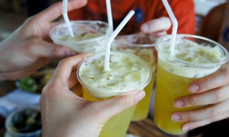 Nước mía tuy là thức uống tự nhiên nhưng lại chứa lượng đường cao.